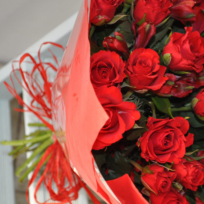 Do you know the hidden meaning behind the number of roses in your Bouquet ? Check this guide.