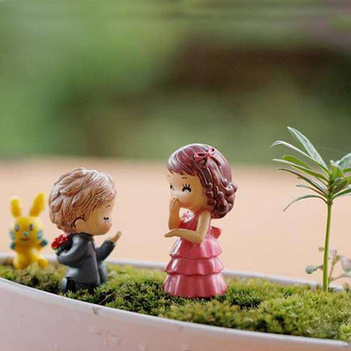 propose couple plastic miniature garden toys - 1 pair
